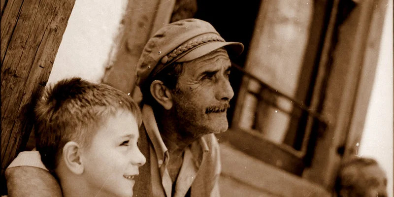 2 ông chàu trò chuyện